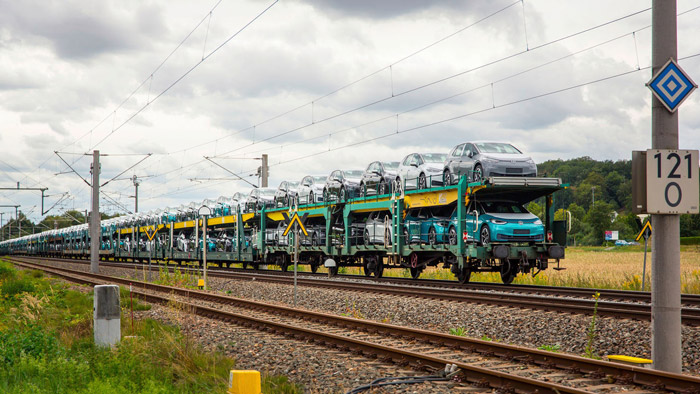 Volkswagen sets the course for 100% green electricity transport with Deutsche Bahn