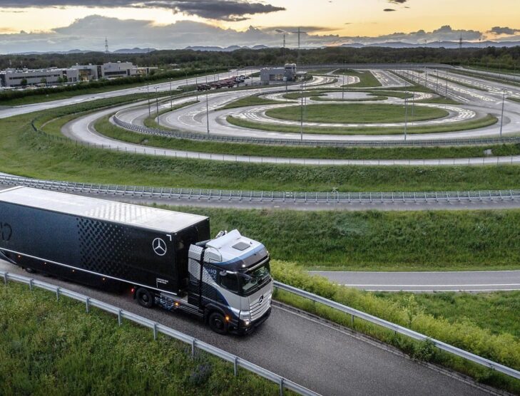 Hydrogen-based fuel-cell trucks get boost from Daimler, Shell